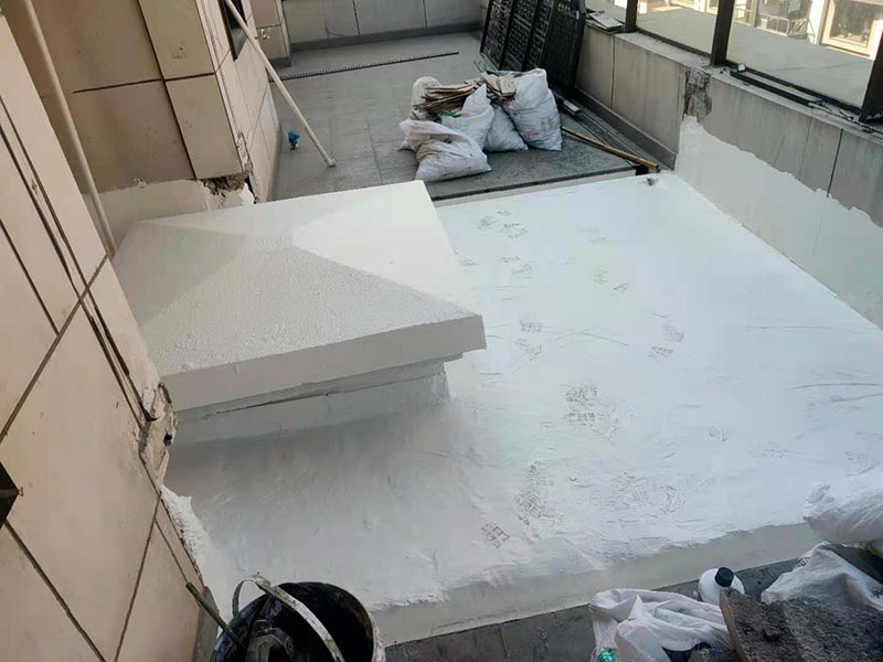 覆蓋底部丙綸保護(hù)層：清理基層，施工前要將基層表面的塵土和雜物清理干凈，然后用熱熔法改性瀝青卷材對防水層施工前在水落口、管根、陰陽角等細(xì)部先做好附加層。鋪貼卷材，首先卷材的厚度要符合要求，將防水卷材裁剪成相應(yīng)的尺寸，用火焰噴槍加熱基層和卷材的交接處，趁卷材的材面剛剛?cè)刍瘯r(shí)將卷材向前滾鋪、粘貼。鋪貼平面與立面相連接的卷材應(yīng)由下向上進(jìn)行。 熱熔封邊，用噴槍將卷材搭接處加熱，讓其粘結(jié)牢固，然后涂刷第一遍防水涂料。防水施工前要先保證地面干凈、干燥，防水涂料要滿涂，確保無遺漏，與基層結(jié)合要牢固，無裂紋和氣泡等，防水涂料厚度要達(dá)到產(chǎn)品規(guī)定的要求。