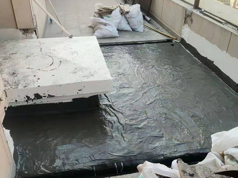 覆蓋底部丙綸保護(hù)層：清理基層，施工前要將基層表面的塵土和雜物清理干凈，然后用熱熔法改性瀝青卷材對防水層施工前在水落口、管根、陰陽角等細(xì)部先做好附加層。鋪貼卷材，首先卷材的厚度要符合要求，將防水卷材裁剪成相應(yīng)的尺寸，用火焰噴槍加熱基層和卷材的交接處，趁卷材的材面剛剛?cè)刍瘯r(shí)將卷材向前滾鋪、粘貼。鋪貼平面與立面相連接的卷材應(yīng)由下向上進(jìn)行。 熱熔封邊，用噴槍將卷材搭接處加熱，讓其粘結(jié)牢固，然后涂刷第一遍防水涂料。防水施工前要先保證地面干凈、干燥，防水涂料要滿涂，確保無遺漏，與基層結(jié)合要牢固，無裂紋和氣泡等，防水涂料厚度要達(dá)到產(chǎn)品規(guī)定的要求。
