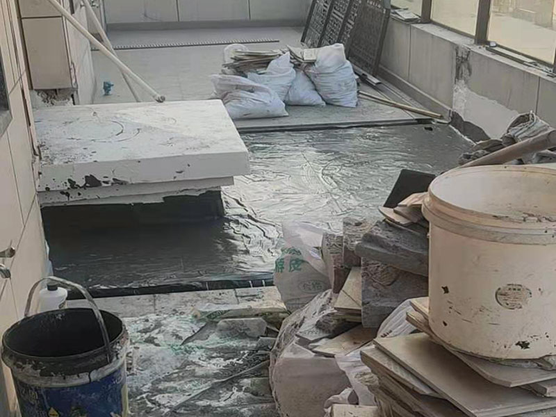 覆蓋底部丙綸保護(hù)層：清理基層，施工前要將基層表面的塵土和雜物清理干凈，然后用熱熔法改性瀝青卷材對防水層施工前在水落口、管根、陰陽角等細(xì)部先做好附加層。鋪貼卷材，首先卷材的厚度要符合要求，將防水卷材裁剪成相應(yīng)的尺寸，用火焰噴槍加熱基層和卷材的交接處，趁卷材的材面剛剛?cè)刍瘯r(shí)將卷材向前滾鋪、粘貼。鋪貼平面與立面相連接的卷材應(yīng)由下向上進(jìn)行。 熱熔封邊，用噴槍將卷材搭接處加熱，讓其粘結(jié)牢固，然后涂刷第一遍防水涂料。防水施工前要先保證地面干凈、干燥，防水涂料要滿涂，確保無遺漏，與基層結(jié)合要牢固，無裂紋和氣泡等，防水涂料厚度要達(dá)到產(chǎn)品規(guī)定的要求。