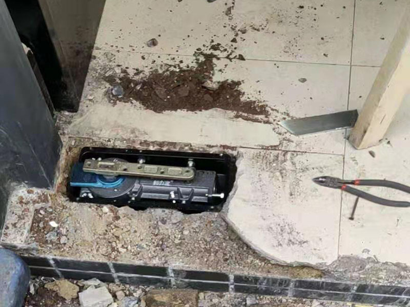 感應(yīng)門安裝維修：首先移動(dòng)門體確定門體的開閉位置，然后確定限位器的位置。設(shè)定限位器裝置的位置時(shí)，應(yīng)使吊掛裝置碰到限位器的膠墊后停止。用六角扳手確實(shí)擰緊固定安裝螺栓。 地輪的安裝，在安裝時(shí)地輪的中心位置根據(jù)門體動(dòng)扇寬度的一半加上5mm。(前提為動(dòng)扇底部內(nèi)有滑道的，如果沒有滑道直接是包飾板的應(yīng)考慮其在內(nèi)部的空間距離，根據(jù)實(shí)際來計(jì)算)安裝后請確保門體上下縫隙相同，以免時(shí)間長損壞地輪。