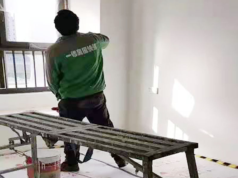 全屋墻面局部改色：如果原來的乳膠漆墻面沒有出現(xiàn)太大的裂痕或是掉皮，僅僅只是墻面表面舊了的話就可以直接涂刷。 要是原來的墻面出現(xiàn)質(zhì)量問題，就要先把原來的墻面處理清楚才可以進(jìn)行涂刷。比如出現(xiàn)裂紋的話，首先在裂紋的兩旁鏟除10cm寬，在把鏟除的地方清理干凈后，然后用108膠粘貼&ldquo;滌綸&rdquo;布，再用石膏找平，最后涂上要改的顏色即可。如果墻面掉皮，有可能是墻面滲水造成的，這個問題就比較嚴(yán)重，需要鏟除全部的墻面再進(jìn)行重新施工。