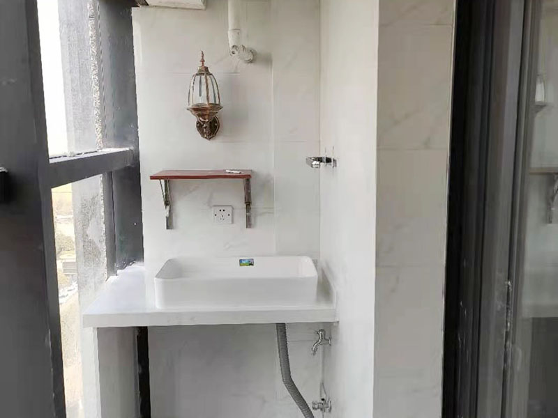 陽(yáng)臺(tái)定制水槽安裝：水槽在安裝前一定要先確定好安裝的位置和尺寸，這樣方便我們按照尺寸訂購(gòu)，最好是有水槽平面圖，免得數(shù)據(jù)不精確，導(dǎo)致返工。 另外，水槽安裝牢固以后，不要左右搖晃，很容易留下縫隙，造成松動(dòng)。而且，最應(yīng)該留意的也是連接處縫隙的密封性。水槽放入臺(tái)面后，需要在墻體和臺(tái)面間安裝配套的掛件，但安裝過(guò)程中盡量多注意水槽的密封效果，最好能做好閉水試驗(yàn)。