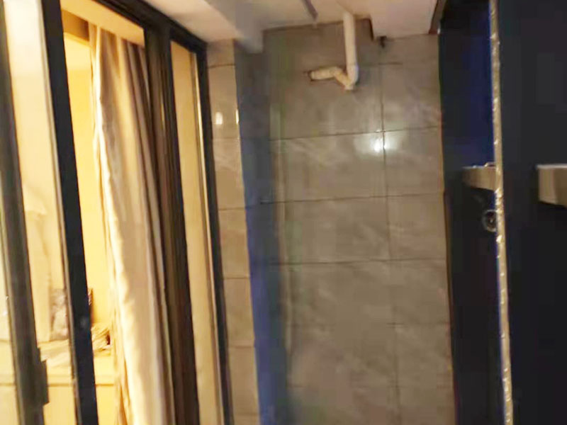 陽(yáng)臺(tái)定制水槽安裝：水槽在安裝前一定要先確定好安裝的位置和尺寸，這樣方便我們按照尺寸訂購(gòu)，最好是有水槽平面圖，免得數(shù)據(jù)不精確，導(dǎo)致返工。 另外，水槽安裝牢固以后，不要左右搖晃，很容易留下縫隙，造成松動(dòng)。而且，最應(yīng)該留意的也是連接處縫隙的密封性。水槽放入臺(tái)面后，需要在墻體和臺(tái)面間安裝配套的掛件，但安裝過(guò)程中盡量多注意水槽的密封效果，最好能做好閉水試驗(yàn)。