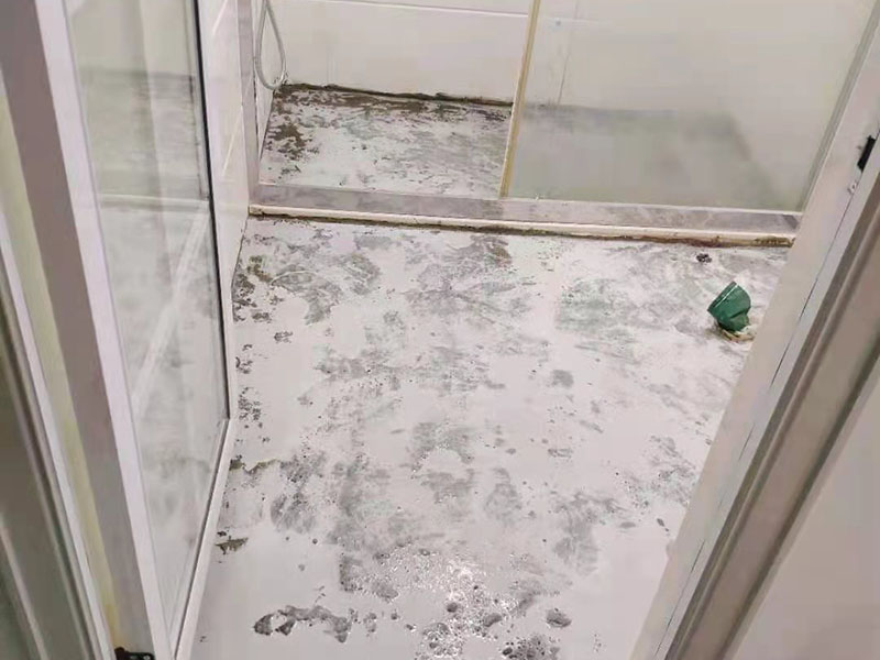 浴室貼磚裝修翻新：在鋪貼瓷磚前，我們要先把還沒(méi)涂抹水泥的地磚鋪在地上，并敲平，然后在地磚上涂滿水泥，鋪在地面，鋪地磚的過(guò)程中要對(duì)齊四塊磚的對(duì)角位置。   另外，在鋪貼瓷磚時(shí)也要講究鋪貼順序，在鋪地磚時(shí)應(yīng)從內(nèi)向外貼，有坡度或地漏的地方，要注意排水方向找坡，而墻面磚應(yīng)從下往上貼，底層的瓷磚要最后貼，這樣鋪貼出來(lái)才美觀，我們鋪完地磚后還要壓地磚。