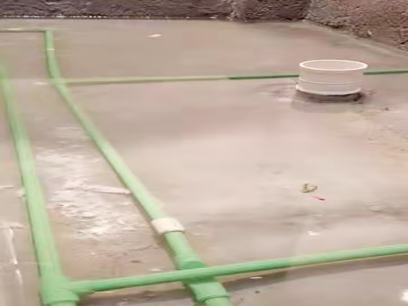 衛(wèi)生間地面防水施工：首先，用小金屬榔頭敲墻面、地面，如果發(fā)現(xiàn)&ldquo;噗噗&rdquo;的空聲，意味著里面有空鼓，必須把空鼓部分全部敲掉。然后仔細清理四個墻面基層和地面，拔掉鐵釘，清理雜土垃圾，好用清水沖洗一遍，然后待其干燥。衛(wèi)生間洗浴時水會濺到附近的墻上，假如不做防水的話，墻面就容易發(fā)作霉變，因此在鋪墻面瓷磚之前，必定要做好墻面防水。青龍施工建議，做墻面防水時不應低于30公分，假如對錯承重的輕體墻，就要將整面墻都做防水。