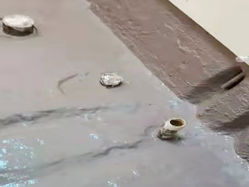 衛(wèi)生間地面防水施工：首先，用小金屬榔頭敲墻面、地面，如果發(fā)現(xiàn)&ldquo;噗噗&rdquo;的空聲，意味著里面有空鼓，必須把空鼓部分全部敲掉。然后仔細清理四個墻面基層和地面，拔掉鐵釘，清理雜土垃圾，好用清水沖洗一遍，然后待其干燥。衛(wèi)生間洗浴時水會濺到附近的墻上，假如不做防水的話，墻面就容易發(fā)作霉變，因此在鋪墻面瓷磚之前，必定要做好墻面防水。青龍施工建議，做墻面防水時不應低于30公分，假如對錯承重的輕體墻，就要將整面墻都做防水。