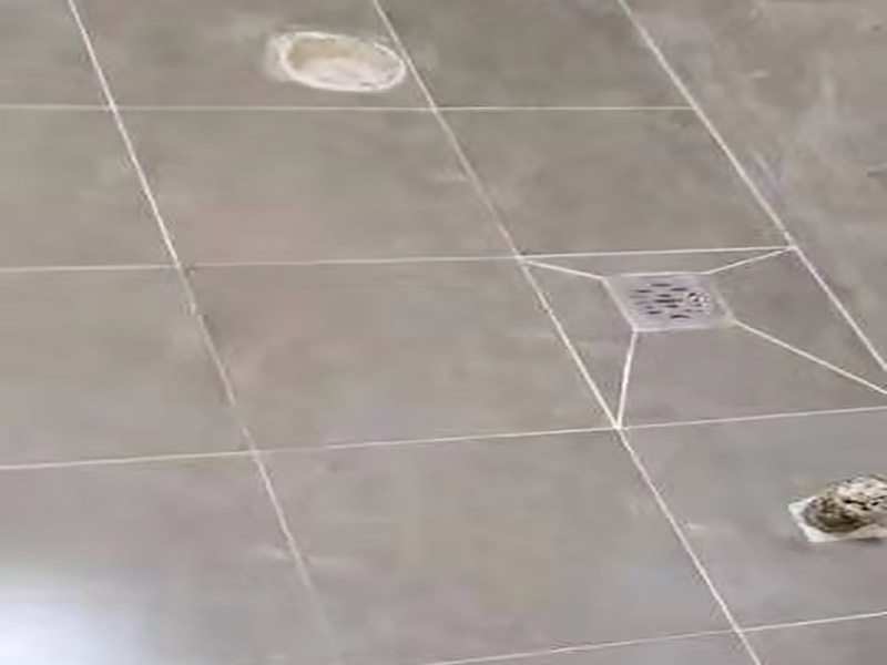 地面找平貼磚裝修：現(xiàn)在比較普遍的地面磚鋪貼方法就是濕鋪法，這種鋪貼方法與干鋪法不同之處在于將1：3的干性水泥漿替換成水泥沙漿和普通水。需要注意的是這種鋪貼法在鋪貼過程中容易產(chǎn)生氣泡和空鼓，這樣就會(huì)影響地磚的使用壽命。也是因?yàn)檫@種原因使其價(jià)格便宜，操作簡(jiǎn)單。地磚鋪貼方法之波打線鋪法：這種鋪貼法也稱花邊或波導(dǎo)線、邊線等。這種鋪貼法主要用在地面周邊或者玄關(guān)等處，是作為樓地面沿墻邊四周所做的裝飾線，寬度不一樣。