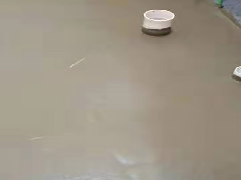 地面找平貼磚裝修：現(xiàn)在比較普遍的地面磚鋪貼方法就是濕鋪法，這種鋪貼方法與干鋪法不同之處在于將1：3的干性水泥漿替換成水泥沙漿和普通水。需要注意的是這種鋪貼法在鋪貼過程中容易產(chǎn)生氣泡和空鼓，這樣就會(huì)影響地磚的使用壽命。也是因?yàn)檫@種原因使其價(jià)格便宜，操作簡(jiǎn)單。地磚鋪貼方法之波打線鋪法：這種鋪貼法也稱花邊或波導(dǎo)線、邊線等。這種鋪貼法主要用在地面周邊或者玄關(guān)等處，是作為樓地面沿墻邊四周所做的裝飾線，寬度不一樣。