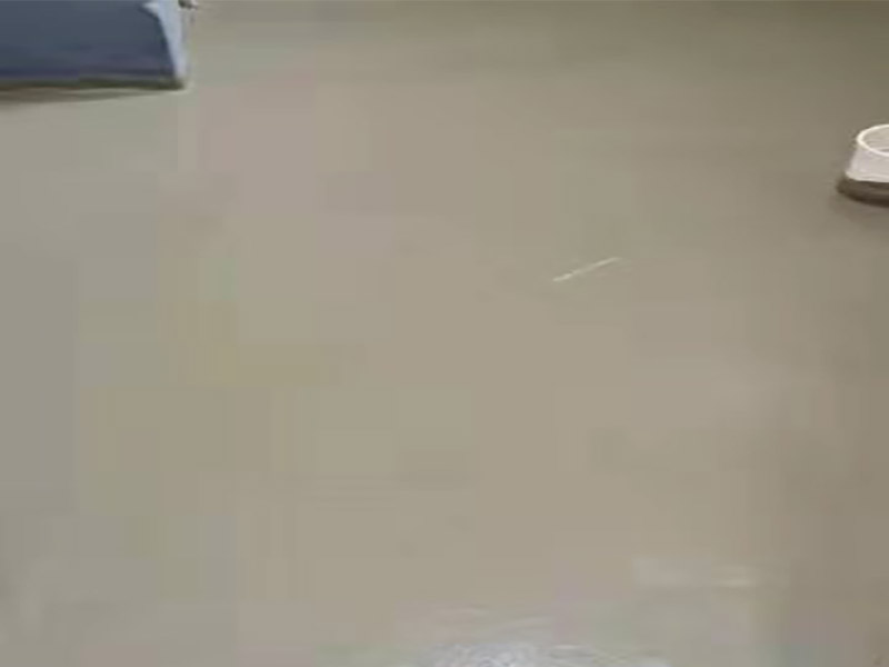 地面找平貼磚裝修：現(xiàn)在比較普遍的地面磚鋪貼方法就是濕鋪法，這種鋪貼方法與干鋪法不同之處在于將1：3的干性水泥漿替換成水泥沙漿和普通水。需要注意的是這種鋪貼法在鋪貼過程中容易產(chǎn)生氣泡和空鼓，這樣就會(huì)影響地磚的使用壽命。也是因?yàn)檫@種原因使其價(jià)格便宜，操作簡(jiǎn)單。地磚鋪貼方法之波打線鋪法：這種鋪貼法也稱花邊或波導(dǎo)線、邊線等。這種鋪貼法主要用在地面周邊或者玄關(guān)等處，是作為樓地面沿墻邊四周所做的裝飾線，寬度不一樣。