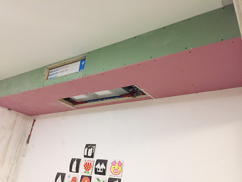 吊頂安裝施工：吊頂安裝的第一個(gè)步驟就是邊角線安裝了。邊角線的安裝是為了確定吊頂?shù)陌惭b高度和安裝水平，也是為了接下來(lái)的龍骨安裝做鋪墊，方便后續(xù)的工作。所以在邊角線安裝的時(shí)候一定要仔細(xì)，如果邊角線傾斜，那么整個(gè)吊頂都會(huì)傾斜。在確定了吊頂?shù)陌惭b高度和安裝水平后，我們就要安裝螺桿了。在吊頂?shù)陌惭b中，有六根螺桿將會(huì)承擔(dān)起整個(gè)吊頂?shù)闹亓?。龍骨安裝可以說(shuō)是吊頂安裝中最為重要的一部分了。因?yàn)辇埞鞘钦麄€(gè)吊頂扣板的承重物，也是做造型的關(guān)鍵。