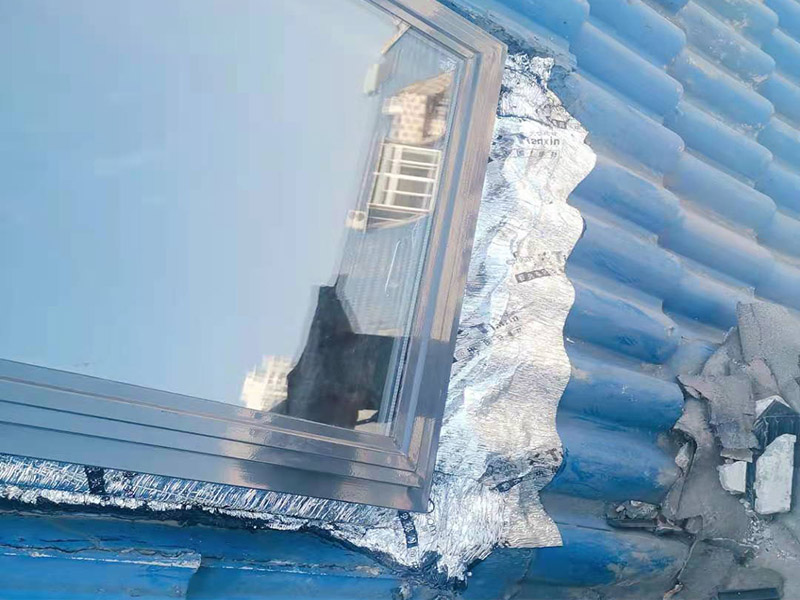 天窗安裝維修：首先天窗測量定位，洞口周圍30公分保溫層用沖擊鉆或切割鋸打掉，暴露屋面原防水層，如果遇到突然下雨一定要用雨布蓋好洞口，以防雨水打濕屋面從而影響天窗防水效果，固定天窗（有保溫層的屋面需做反梁，沒有保溫層的屋面可直接用角鐵固定），燒防水卷材至與屋面完全粘合；涂刷聚氨酯防水材料；安裝天窗排水板；蓋瓦屋面恢復。