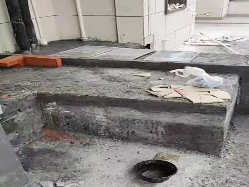 陽臺地面處理施工:防水能力差、表面比較光滑且不具備防滑能力的瓷磚，鋪裝在陽臺地面上是比較危險的事情。如果特別需要在陽臺地面鋪設(shè)瓷磚的話，建議盡量選用亞光面、光線反射率較低、同時具有防凍、防水、防滑等特點的瓷磚進行陽臺的地面鋪設(shè)。 　