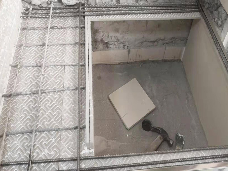 磚砌櫥柜施工：磚砌櫥柜相對(duì)于集成櫥柜來(lái)說(shuō)，磚砌櫥柜使用到的材料大多數(shù)都是無(wú)污染的原材料，它的環(huán)保系數(shù)還是可以的。磚砌櫥柜比較經(jīng)濟(jì)耐用，它的質(zhì)地比較結(jié)實(shí)，隨隨便便應(yīng)該是損壞不了的，即使長(zhǎng)期的做菜做飯動(dòng)靜很大，也不至于直接會(huì)損壞櫥柜。 1.先砌好櫥柜底座或背墻磚，貼好踢腳線邊條。 2.預(yù)留好立柱位置，貼櫥柜底面磚和背墻。 3.制作立柱。 4.站立好立柱后，在槽里加上砂漿，底面槽內(nèi)外端用一小塊玻化磚墊上，墊的時(shí)候這塊小磚直接與地層的邊磚接觸，保持厚度2公分左右。 5.臺(tái)面放鋼筯和澆筑混凝土。澆筑完成后，安裝臺(tái)面和柜門。臺(tái)面可以采用大理石、石英石或者?；u。