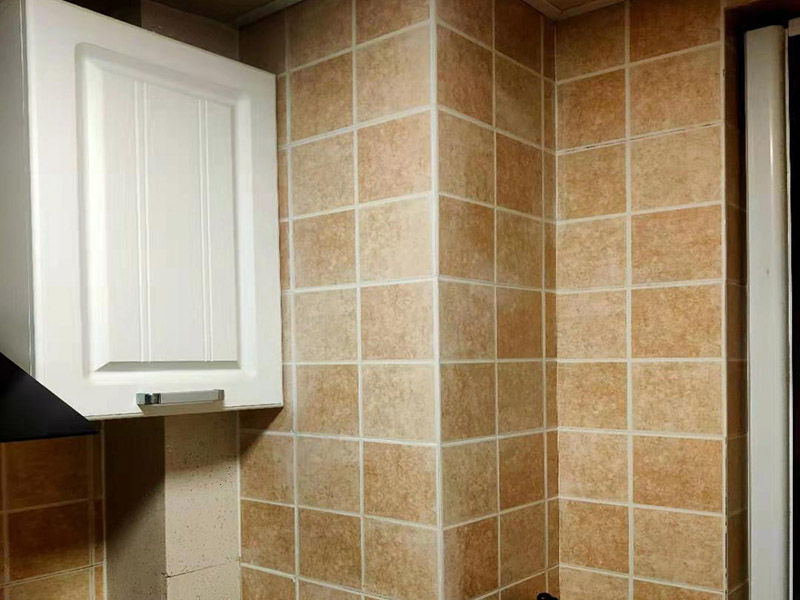 廚衛(wèi)局部墻磚修補(bǔ)：首先，將破損墻磚取出，用切割機(jī)在離損壞的墻磚的四周5到6毫米處切槽，用切割刀將墻磚縫的水泥稍微刮下一些，再用切割刀吧墻磚表面的釉面劃開一道口，以便把墻磚敲碎取出，用錘子把墻磚敲碎后取下來，如果水泥粘得太牢，可以用錘子和鏨子把破損的墻磚剔下。然后，將磚上的砂漿全部刮干凈，然后在107膠中加入適量的水泥，并攪拌成糊狀。然后在瓷磚的背面涂上薄薄的一層，再將瓷磚粘到之前粘貼的墻面，一會功夫就可粘牢。給瓷磚填縫，按照比例調(diào)勻瓷磚填縫劑，用海綿抹刀將填縫劑抹到墻磚之間的縫隙中;填縫劑半干后，將海綿沾水，把多余的填縫劑擦掉，干燥后完成。