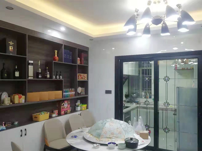 全屋裝修翻新：在舊房翻新中最先實施的是主題拆除，其中主要包括墻面、地面、門窗、水路、電路等各方面的拆除。第二步就是結構的改造啦。比如可以考慮做開放式廚房、衛(wèi)生間蹲位可以換成座便等。這里要特別講一下，舊房翻新業(yè)主們在做結構優(yōu)化時，廚房、衛(wèi)生間在包立管時一定要留有檢查口以便維修，舊房的承重墻一定不能拆除否則造成安全隱患。包括檢查吊頂內(nèi)的供水、空調(diào)、通風等設施的管道、線路、設備是否已做密閉試驗，電器絕緣、電阻測試，連接是否牢固、接頭做法是否符合要求、易燃材料是否已做防火等。