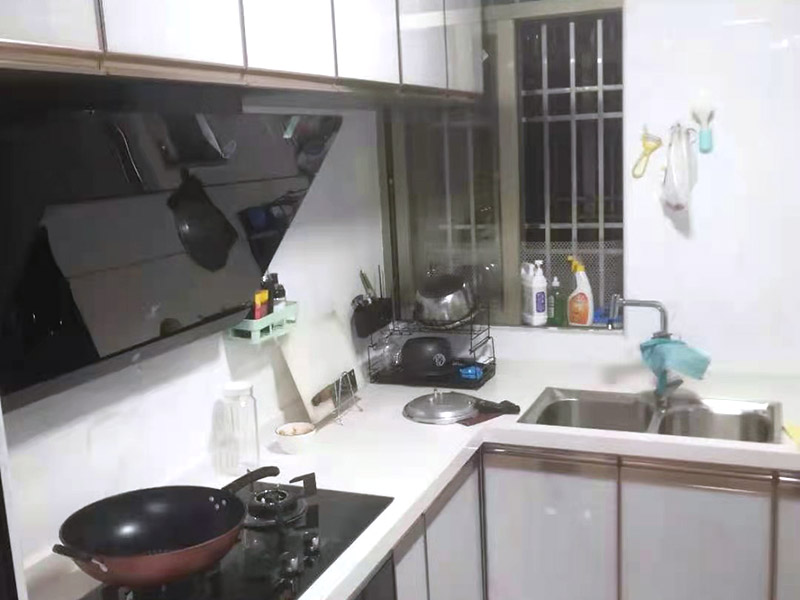 全屋裝修翻新：在舊房翻新中最先實施的是主題拆除，其中主要包括墻面、地面、門窗、水路、電路等各方面的拆除。第二步就是結構的改造啦。比如可以考慮做開放式廚房、衛(wèi)生間蹲位可以換成座便等。這里要特別講一下，舊房翻新業(yè)主們在做結構優(yōu)化時，廚房、衛(wèi)生間在包立管時一定要留有檢查口以便維修，舊房的承重墻一定不能拆除否則造成安全隱患。包括檢查吊頂內(nèi)的供水、空調(diào)、通風等設施的管道、線路、設備是否已做密閉試驗，電器絕緣、電阻測試，連接是否牢固、接頭做法是否符合要求、易燃材料是否已做防火等。