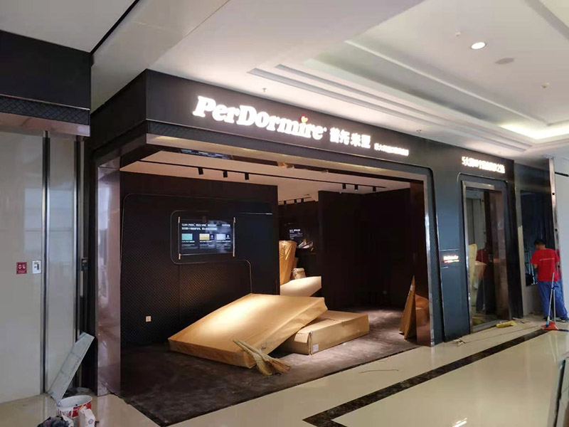 門店裝修翻新:店鋪內(nèi)是要擺放各種商品的，因此店鋪的內(nèi)部一定要合理的布局，專業(yè)的設(shè)計師都知道要進行合理的內(nèi)部設(shè)計，最好是設(shè)計成柜臺或者是墻掛，這樣就可以令商品整齊有序的展示出來，讓消費者更好的挑選商品，提高銷售業(yè)績。先預(yù)算好料，可以先到建材市場問價格，把各種材料價格問清楚，做出一個初步的估算，看是否和自己預(yù)算中的有差別，然后做出調(diào)整。