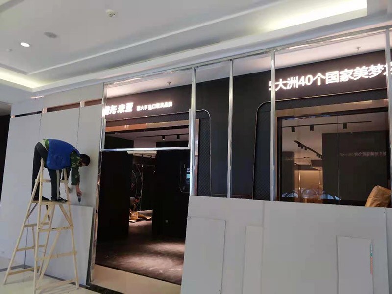 門店裝修翻新:店鋪內(nèi)是要擺放各種商品的，因此店鋪的內(nèi)部一定要合理的布局，專業(yè)的設(shè)計師都知道要進行合理的內(nèi)部設(shè)計，最好是設(shè)計成柜臺或者是墻掛，這樣就可以令商品整齊有序的展示出來，讓消費者更好的挑選商品，提高銷售業(yè)績。先預(yù)算好料，可以先到建材市場問價格，把各種材料價格問清楚，做出一個初步的估算，看是否和自己預(yù)算中的有差別，然后做出調(diào)整。