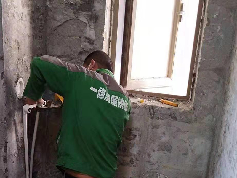 衛(wèi)生間裝修改造:需要對(duì)其做相應(yīng)的防水處理。因?yàn)樵谌粘５募彝ブ?，衛(wèi)生間的水是處處可見的，非常潮濕。衛(wèi)生間內(nèi)的防水涂料是由地面延伸到墻面的，涂刷過程中精良的保證厚度均勻。還需要處理好地面和墻面交界處的各類管件的涂刷。待防水處理完全確定后，等待地面干透就可以做后續(xù)的工程了。著重提醒，衛(wèi)生間下水口位置的防水要特別處理好，保證今后的檢查與維修。