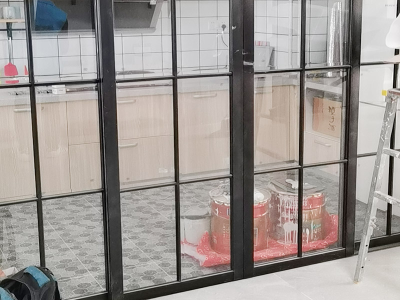 新房裝修設(shè)計(jì)：開工前的成品保護(hù)也是檢驗(yàn)一個(gè)施工方或裝修公司質(zhì)量標(biāo)準(zhǔn)的因素之一門窗的成品保護(hù)能有效保護(hù)門窗不被刮花施工損壞并且也能有效隔絕揚(yáng)塵保護(hù)門窗使用。鏟除原墻面一定要鏟干凈漏出原有墻面水泥層未鏟干凈可能導(dǎo)致后期墻面處理的基層開裂脫落。新建墻體表層或新舊墻體接縫處應(yīng)加掛鐵絲網(wǎng)以增加墻體和外面貼瓷磚的穩(wěn)固性避免新建輕體墻出現(xiàn)開裂、抹灰層出現(xiàn)脫落等現(xiàn)象。施工前應(yīng)根據(jù)設(shè)計(jì)出具詳細(xì)的水電定位圖及水電走向圖。應(yīng)嚴(yán)格要求施工方根據(jù)走向設(shè)計(jì)進(jìn)行墻面、地面的開槽和布線。水路改造前應(yīng)對(duì)室內(nèi)水路進(jìn)行試壓、檢測(cè)原有水管是否存在問題。水路設(shè)計(jì)應(yīng)根據(jù)廚衛(wèi)設(shè)計(jì)規(guī)劃進(jìn)行走向和點(diǎn)位設(shè)計(jì)確保所有尺寸和點(diǎn)位能切合和對(duì)應(yīng)。