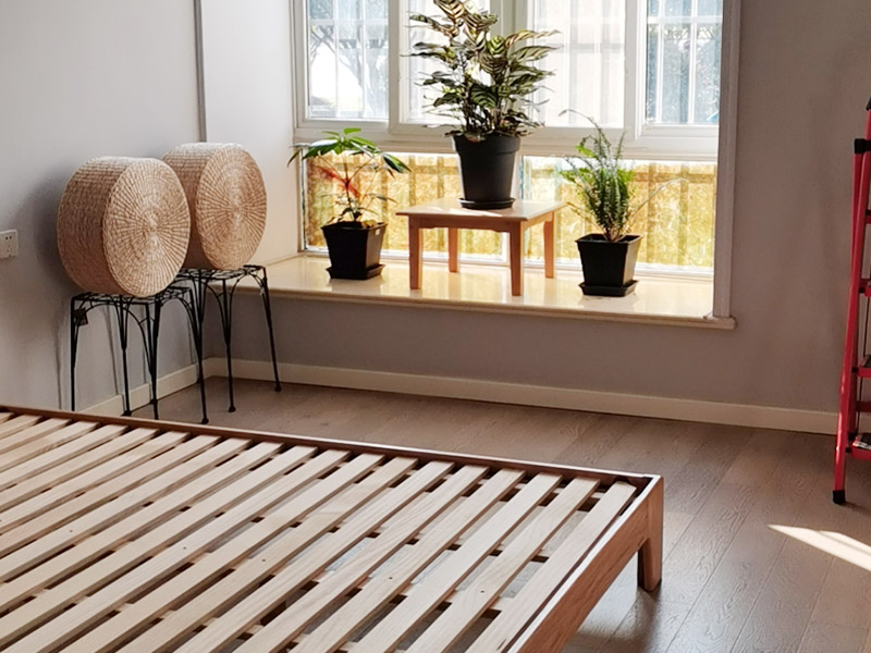 新房裝修設(shè)計(jì)：開工前的成品保護(hù)也是檢驗(yàn)一個(gè)施工方或裝修公司質(zhì)量標(biāo)準(zhǔn)的因素之一門窗的成品保護(hù)能有效保護(hù)門窗不被刮花施工損壞并且也能有效隔絕揚(yáng)塵保護(hù)門窗使用。鏟除原墻面一定要鏟干凈漏出原有墻面水泥層未鏟干凈可能導(dǎo)致后期墻面處理的基層開裂脫落。新建墻體表層或新舊墻體接縫處應(yīng)加掛鐵絲網(wǎng)以增加墻體和外面貼瓷磚的穩(wěn)固性避免新建輕體墻出現(xiàn)開裂、抹灰層出現(xiàn)脫落等現(xiàn)象。施工前應(yīng)根據(jù)設(shè)計(jì)出具詳細(xì)的水電定位圖及水電走向圖。應(yīng)嚴(yán)格要求施工方根據(jù)走向設(shè)計(jì)進(jìn)行墻面、地面的開槽和布線。水路改造前應(yīng)對(duì)室內(nèi)水路進(jìn)行試壓、檢測(cè)原有水管是否存在問題。水路設(shè)計(jì)應(yīng)根據(jù)廚衛(wèi)設(shè)計(jì)規(guī)劃進(jìn)行走向和點(diǎn)位設(shè)計(jì)確保所有尺寸和點(diǎn)位能切合和對(duì)應(yīng)。