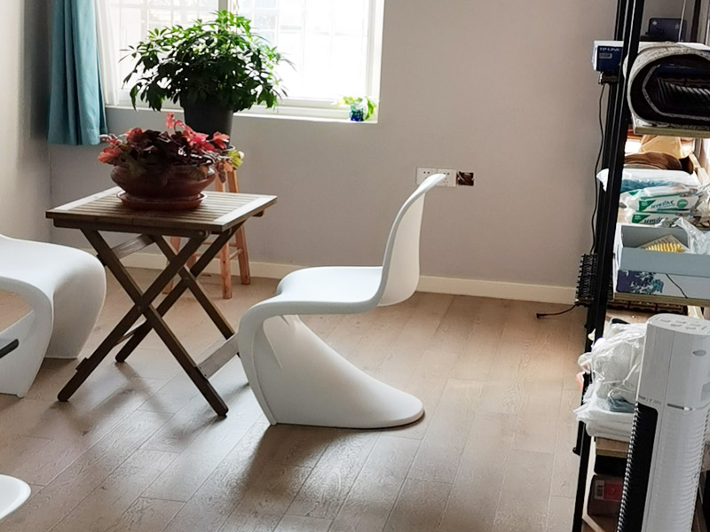 新房裝修設(shè)計(jì)：開工前的成品保護(hù)也是檢驗(yàn)一個(gè)施工方或裝修公司質(zhì)量標(biāo)準(zhǔn)的因素之一門窗的成品保護(hù)能有效保護(hù)門窗不被刮花施工損壞并且也能有效隔絕揚(yáng)塵保護(hù)門窗使用。鏟除原墻面一定要鏟干凈漏出原有墻面水泥層未鏟干凈可能導(dǎo)致后期墻面處理的基層開裂脫落。新建墻體表層或新舊墻體接縫處應(yīng)加掛鐵絲網(wǎng)以增加墻體和外面貼瓷磚的穩(wěn)固性避免新建輕體墻出現(xiàn)開裂、抹灰層出現(xiàn)脫落等現(xiàn)象。施工前應(yīng)根據(jù)設(shè)計(jì)出具詳細(xì)的水電定位圖及水電走向圖。應(yīng)嚴(yán)格要求施工方根據(jù)走向設(shè)計(jì)進(jìn)行墻面、地面的開槽和布線。水路改造前應(yīng)對(duì)室內(nèi)水路進(jìn)行試壓、檢測(cè)原有水管是否存在問題。水路設(shè)計(jì)應(yīng)根據(jù)廚衛(wèi)設(shè)計(jì)規(guī)劃進(jìn)行走向和點(diǎn)位設(shè)計(jì)確保所有尺寸和點(diǎn)位能切合和對(duì)應(yīng)。