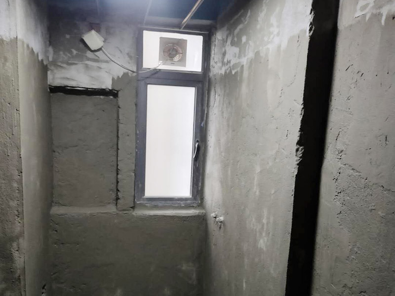 衛(wèi)生間防水找平:在進(jìn)行防水處理之前，一定先找平地面。找平層施工方法：基面有空隙、裂縫、不平等缺陷的，用水泥砂漿修補(bǔ)抹平。使基面必須堅(jiān)固、平整、干凈、無(wú)灰塵、油膩、蠟、脫模劑等以及其他碎屑物質(zhì)。找平層干燥后方可進(jìn)行防水層施工，施工期間應(yīng)防火、防水。防水層完成后，要進(jìn)行成品保護(hù)，不得上人走動(dòng)。