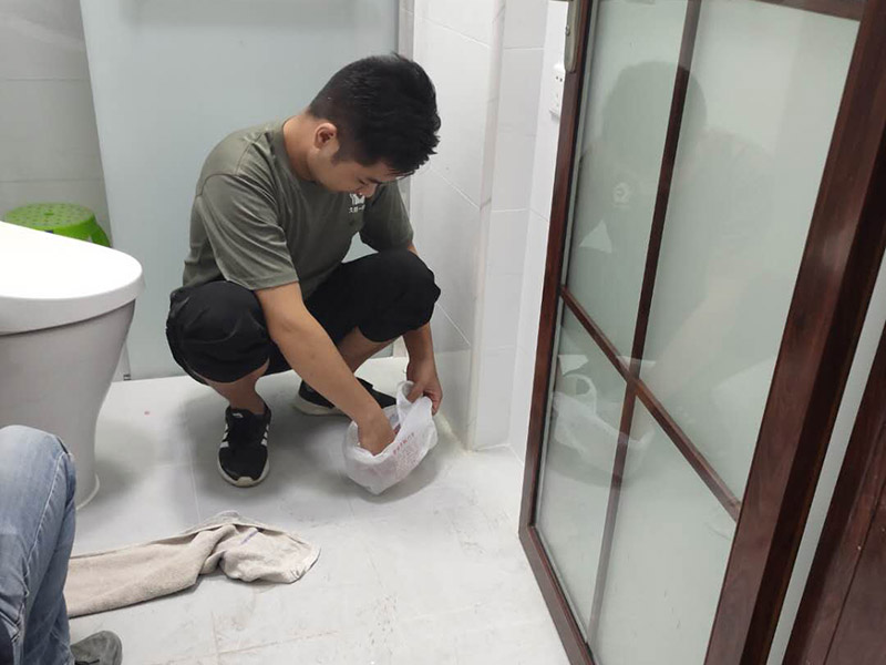 衛(wèi)生間裝修翻新：衛(wèi)生間改造中水電的改造尤為重要且需要最早開始著手，由于會涉及到浴霸采暖、燈光的線路走向、水管的入墻等問題，所以在改造之前需制定一個詳細的水電走向設計，從而提高安全質量以及滿足裝修業(yè)主們生活的需要。其次就是需要對其做相應的防水處理。因為在日常的家庭中，衛(wèi)生間的水是處處可見的，非常潮濕。衛(wèi)生間內的防水涂料是由地面延伸到墻面的，涂刷過程中精良的保證厚度均勻。還需要處理好地面和墻面交界處的各類管件的涂刷。待防水處理完全確定后，等待地面干透就可以做后續(xù)的工程了。接下來就是貼瓷磚了。衛(wèi)生間改造中貼瓷磚不僅僅會有裝飾作用還能加強墻面和地面的防水效果。