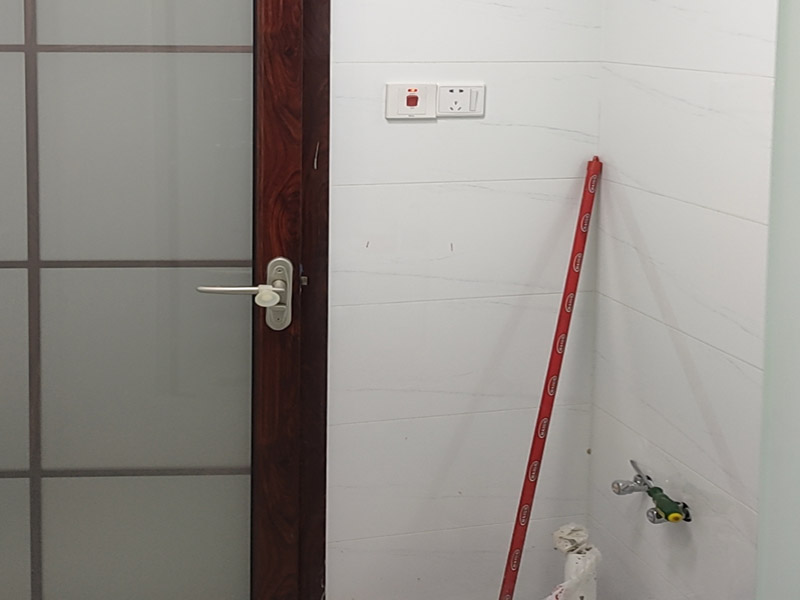 衛(wèi)生間裝修翻新：衛(wèi)生間改造中水電的改造尤為重要且需要最早開始著手，由于會涉及到浴霸采暖、燈光的線路走向、水管的入墻等問題，所以在改造之前需制定一個詳細的水電走向設計，從而提高安全質量以及滿足裝修業(yè)主們生活的需要。其次就是需要對其做相應的防水處理。因為在日常的家庭中，衛(wèi)生間的水是處處可見的，非常潮濕。衛(wèi)生間內的防水涂料是由地面延伸到墻面的，涂刷過程中精良的保證厚度均勻。還需要處理好地面和墻面交界處的各類管件的涂刷。待防水處理完全確定后，等待地面干透就可以做后續(xù)的工程了。接下來就是貼瓷磚了。衛(wèi)生間改造中貼瓷磚不僅僅會有裝飾作用還能加強墻面和地面的防水效果。