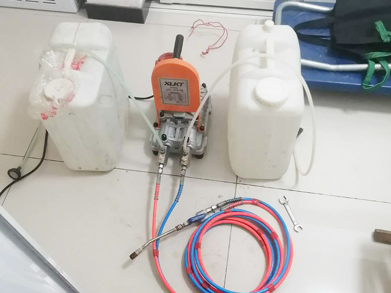 地面漏水維修：判斷地面滲水的方法：只要地面用水，樓下就有滲漏水現(xiàn)象，地面不使用水時(shí)，樓下不再滲漏水?！∫话闼軡B漏水量大，并且有持續(xù)性；往地漏，手盆，坐便倒水即可判斷下水管沒有問題，如果衛(wèi)生間連續(xù)幾天都沒使用水，但是還有滲漏水現(xiàn)象，并且滲漏水沒有減輕，即為上水管問題?！?如果衛(wèi)生間是防水層滲漏水，而不是上下水管漏水的情況。都是不需要刨瓷磚就可以維修好的了?！　?維修方法很簡(jiǎn)單就是使用新型的滲透型防水劑在衛(wèi)生間表面再做遍防水，讓水不進(jìn)入地下，直接從水道流走。