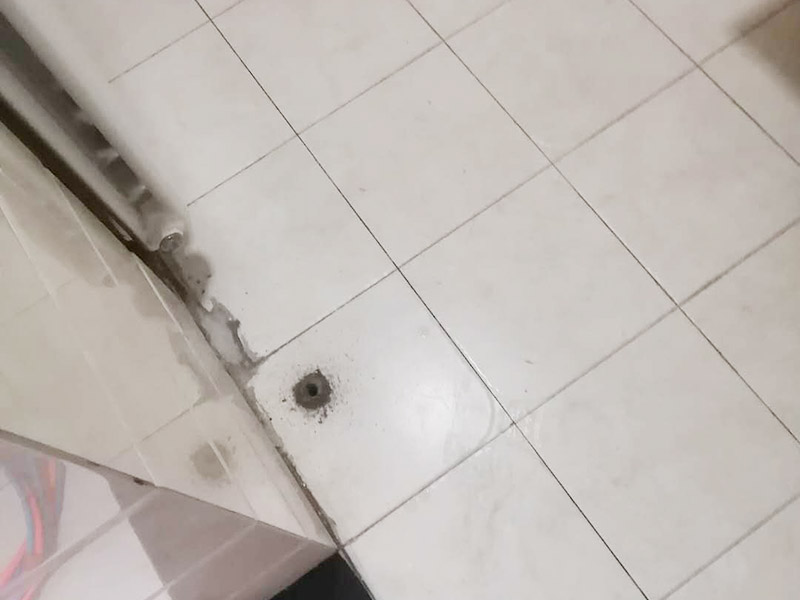 地面漏水維修：判斷地面滲水的方法：只要地面用水，樓下就有滲漏水現(xiàn)象，地面不使用水時(shí)，樓下不再滲漏水?！∫话闼軡B漏水量大，并且有持續(xù)性；往地漏，手盆，坐便倒水即可判斷下水管沒有問題，如果衛(wèi)生間連續(xù)幾天都沒使用水，但是還有滲漏水現(xiàn)象，并且滲漏水沒有減輕，即為上水管問題?！?如果衛(wèi)生間是防水層滲漏水，而不是上下水管漏水的情況。都是不需要刨瓷磚就可以維修好的了。　　 維修方法很簡(jiǎn)單就是使用新型的滲透型防水劑在衛(wèi)生間表面再做遍防水，讓水不進(jìn)入地下，直接從水道流走。