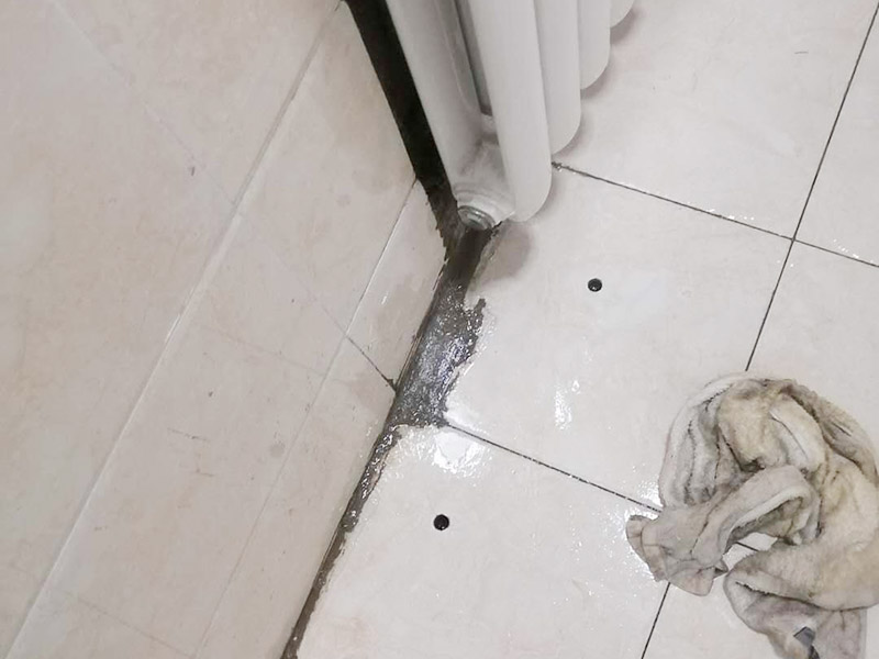 地面漏水維修：判斷地面滲水的方法：只要地面用水，樓下就有滲漏水現(xiàn)象，地面不使用水時(shí)，樓下不再滲漏水?！∫话闼軡B漏水量大，并且有持續(xù)性；往地漏，手盆，坐便倒水即可判斷下水管沒有問題，如果衛(wèi)生間連續(xù)幾天都沒使用水，但是還有滲漏水現(xiàn)象，并且滲漏水沒有減輕，即為上水管問題?！?如果衛(wèi)生間是防水層滲漏水，而不是上下水管漏水的情況。都是不需要刨瓷磚就可以維修好的了?！　?維修方法很簡(jiǎn)單就是使用新型的滲透型防水劑在衛(wèi)生間表面再做遍防水，讓水不進(jìn)入地下，直接從水道流走。