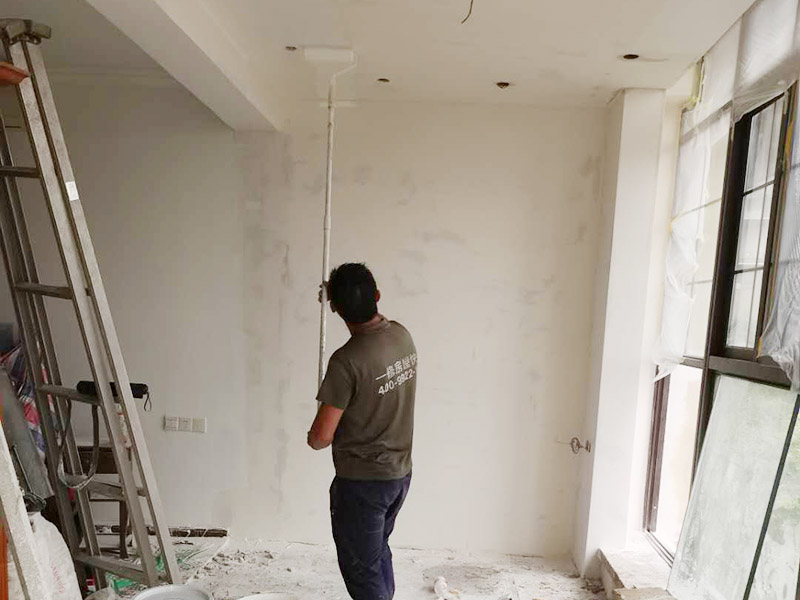 全屋墻面粉刷維修:清理舊墻面:在對墻面粉刷前要對我們的舊墻面進行清理，不平的墻皮和污漬清理干凈。對舊墻進行清理是墻面粉刷的第一步，是墻面粉刷的基礎(chǔ)工作，在清理舊墻面時要處理好，舊墻面的基礎(chǔ)墻面不受影響。 刮膩子粉:在對舊墻面進清理之后就要多我們的墻面刮膩子粉處理，在刮膩子粉的時候要注意它顆粒的大小，顆粒越小越好，這樣對我們后期的墻面粉刷就方便得多了，當然也可以在膩子粉中加一些白乳膠，來增加它本身的硬度。 打磨:墻面粉刷在對墻面進行打磨時建議用密度比較小的砂紙來進行打磨，這樣對墻體的影響會小一些，不會對墻面造成很大的影響和破壞，如果你用的是質(zhì)地較柔軟的膩子，就可以使用400-500號定的砂紙;如果使用的是質(zhì)地較硬的膩子，就可以使用360-400的號定的砂紙。在打磨時不要用太大的力，否則會在我們的墻體上留下痕跡。