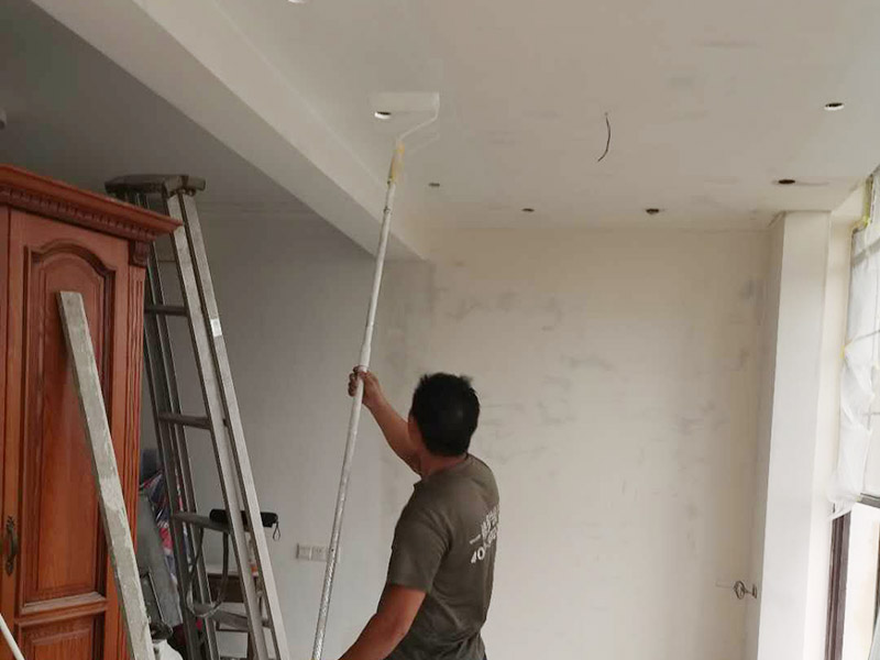 全屋墻面粉刷維修:清理舊墻面:在對墻面粉刷前要對我們的舊墻面進行清理，不平的墻皮和污漬清理干凈。對舊墻進行清理是墻面粉刷的第一步，是墻面粉刷的基礎(chǔ)工作，在清理舊墻面時要處理好，舊墻面的基礎(chǔ)墻面不受影響。 刮膩子粉:在對舊墻面進清理之后就要多我們的墻面刮膩子粉處理，在刮膩子粉的時候要注意它顆粒的大小，顆粒越小越好，這樣對我們后期的墻面粉刷就方便得多了，當然也可以在膩子粉中加一些白乳膠，來增加它本身的硬度。 打磨:墻面粉刷在對墻面進行打磨時建議用密度比較小的砂紙來進行打磨，這樣對墻體的影響會小一些，不會對墻面造成很大的影響和破壞，如果你用的是質(zhì)地較柔軟的膩子，就可以使用400-500號定的砂紙;如果使用的是質(zhì)地較硬的膩子，就可以使用360-400的號定的砂紙。在打磨時不要用太大的力，否則會在我們的墻體上留下痕跡。