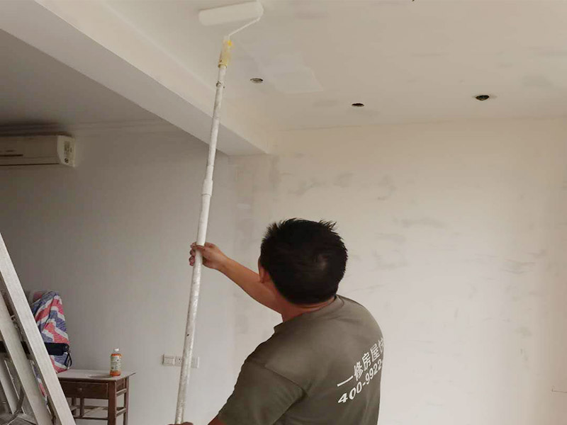 全屋墻面粉刷維修:清理舊墻面:在對墻面粉刷前要對我們的舊墻面進行清理，不平的墻皮和污漬清理干凈。對舊墻進行清理是墻面粉刷的第一步，是墻面粉刷的基礎(chǔ)工作，在清理舊墻面時要處理好，舊墻面的基礎(chǔ)墻面不受影響。 刮膩子粉:在對舊墻面進清理之后就要多我們的墻面刮膩子粉處理，在刮膩子粉的時候要注意它顆粒的大小，顆粒越小越好，這樣對我們后期的墻面粉刷就方便得多了，當然也可以在膩子粉中加一些白乳膠，來增加它本身的硬度。 打磨:墻面粉刷在對墻面進行打磨時建議用密度比較小的砂紙來進行打磨，這樣對墻體的影響會小一些，不會對墻面造成很大的影響和破壞，如果你用的是質(zhì)地較柔軟的膩子，就可以使用400-500號定的砂紙;如果使用的是質(zhì)地較硬的膩子，就可以使用360-400的號定的砂紙。在打磨時不要用太大的力，否則會在我們的墻體上留下痕跡。