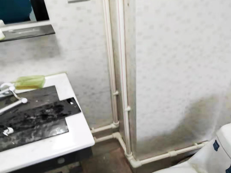 浴室墻內(nèi)水管安裝:水管的鋪設(shè)方式分為明裝和暗裝，明裝是將水管管道沿著天花板下、墻上、柱上、梁下、地板旁外等地方外露敷設(shè)，其優(yōu)點(diǎn)就是造價(jià)會(huì)比較低，施工相對(duì)方便，維修更加簡(jiǎn)單;缺點(diǎn)就是水管外表容易堆積灰塵、產(chǎn)生凝水等，影響美觀。暗裝就是將水管管道鋪設(shè)在吊頂、地面或管溝中隱蔽敷設(shè)，暗裝的優(yōu)點(diǎn)是鋪設(shè)完看不到水管，比較美觀;缺點(diǎn)就是若后期水管出現(xiàn)漏水等問(wèn)題不好維修。 當(dāng)水管安裝完就要測(cè)試水管有無(wú)漏水情況，測(cè)試前要將水管總閥關(guān)閉，然后再將所有水龍頭打開(kāi)，看看水表會(huì)不會(huì)走動(dòng)，若會(huì)走動(dòng)，則說(shuō)明有漏水情況;若水表沒(méi)有走動(dòng)，則說(shuō)明水管安裝合格。測(cè)試水管的時(shí)間應(yīng)為半小時(shí)左右比較好。