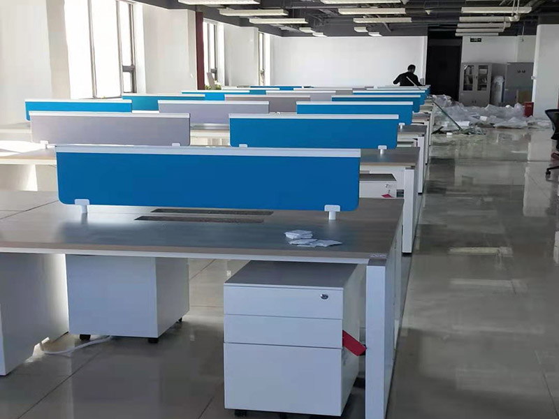 辦公室電路排線：布線的分派一定要周密安排，在小于管容量40%的體積下，同一走向的線可以共用一根管(強弱電除外)，絕緣管道的長度不夠時，關(guān)口和接線頭之間必須有東西連接，絕對不能敷衍了事，否則時間久了就會因為線路老化而造成漏電。 封堵線槽的水泥，必須與整個建筑原有水泥配比相同，以保證其水泥的強度和抗震能力，才能夠保證電路的使用期限，增長電路壽命。