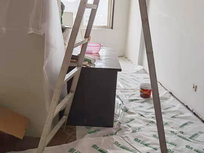 辦公室成品保護：各種裝修物料的進場以及各種建筑裝修垃圾的清理，都會經過入戶門，這些物品在搬運的過程中，難免會和入戶門發(fā)生磕碰，造成入戶門的磕碰劃傷，所以，第一個需要做好成品保護的地方就是入戶門。做法：在裝修開工前直到家具進場期間，都需要對入戶門進行保護！可以使用成品保護膜將門包裹。 在進行木門、櫥柜、家具等的相關的安裝或組裝的過程中，成品保護主要體現在兩個方面：一是原有的墻面、地面裝飾的保護，盡量避免因為這些安裝工程對已裝的部分造成破壞；二是安裝的物品本身的保護，注意不要在安裝過程中造成磕碰、劃傷等損傷。 好處：1.美觀；2.避免后期刮膩子滴到柜子上；3.避免后期安裝碰到，導致油漆脫落和刮痕；4.防塵。