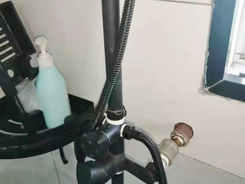 花灑角閥維修：首先關(guān)水管總閘，讓斷掉處的水管內(nèi)的水流干。可以看到斷在里面的&ldquo;外絲斷頭管&rdquo;，在斷頭管的一處固定好鋸條在斷頭管內(nèi)壁的位置，用手來回鋸，根據(jù)斷頭管的壁厚，為了防止鋸壞外層的內(nèi)絲直接，在快要鋸到外層的&ldquo;內(nèi)絲直接&rdquo;時，拿出鋸條，大概鋸10分鐘左右就差不多了。 查看內(nèi)絲接頭是否完好無開裂,如果有開裂先更換內(nèi)絲接頭,也可加膠墊解決漏水問題;接頭沒問題,直接更換一個新角閥即可,角閥并不貴,建議要購買銅質(zhì)角閥。