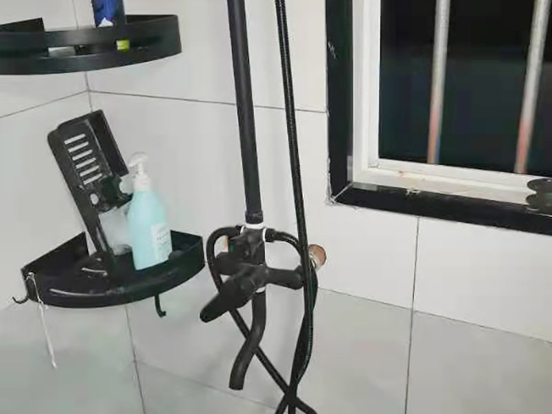 花灑角閥維修：首先關(guān)水管總閘，讓斷掉處的水管內(nèi)的水流干。可以看到斷在里面的&ldquo;外絲斷頭管&rdquo;，在斷頭管的一處固定好鋸條在斷頭管內(nèi)壁的位置，用手來回鋸，根據(jù)斷頭管的壁厚，為了防止鋸壞外層的內(nèi)絲直接，在快要鋸到外層的&ldquo;內(nèi)絲直接&rdquo;時，拿出鋸條，大概鋸10分鐘左右就差不多了。 查看內(nèi)絲接頭是否完好無開裂,如果有開裂先更換內(nèi)絲接頭,也可加膠墊解決漏水問題;接頭沒問題,直接更換一個新角閥即可,角閥并不貴,建議要購買銅質(zhì)角閥。