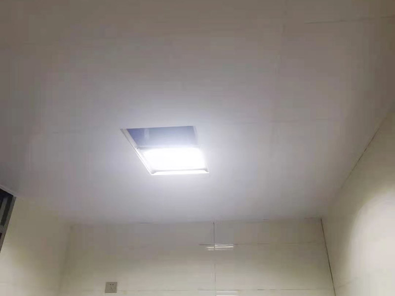 集成吊頂安裝：在鉆孔內(nèi)旋入膨脹管螺桿，保證吊頂與屋頂之間的夾層高度大于25厘米，螺桿與天花板的連接是整個(gè)吊頂?shù)陌惭b基礎(chǔ)，螺桿必須與天花板保持垂直并固定住，各個(gè)螺桿務(wù)必保持平行，通常使用六根螺桿便可承擔(dān)起整個(gè)集成吊頂?shù)闹亓俊?龍骨搭建完成、油煙機(jī)口預(yù)留好就可以安裝扣板了，要先將扣板四邊的膜掀起，不用完全撕掉可以按照膜上的箭頭進(jìn)行同方向安裝。