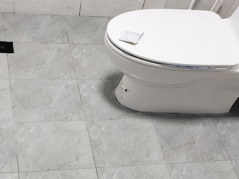 衛(wèi)生間防水貼磚裝修:首先就要搞清楚，防水不是只做一遍就可以的。一般的防水施工要做2到3遍，而且防水的順序也是有講究的，比如，要先做完墻面防水再貼墻磚，其次才可以做地面防水，再貼地磚。因?yàn)榈孛娼?jīng)常會(huì)踩來踩去，地面防水如果先做了會(huì)很容易踩壞。