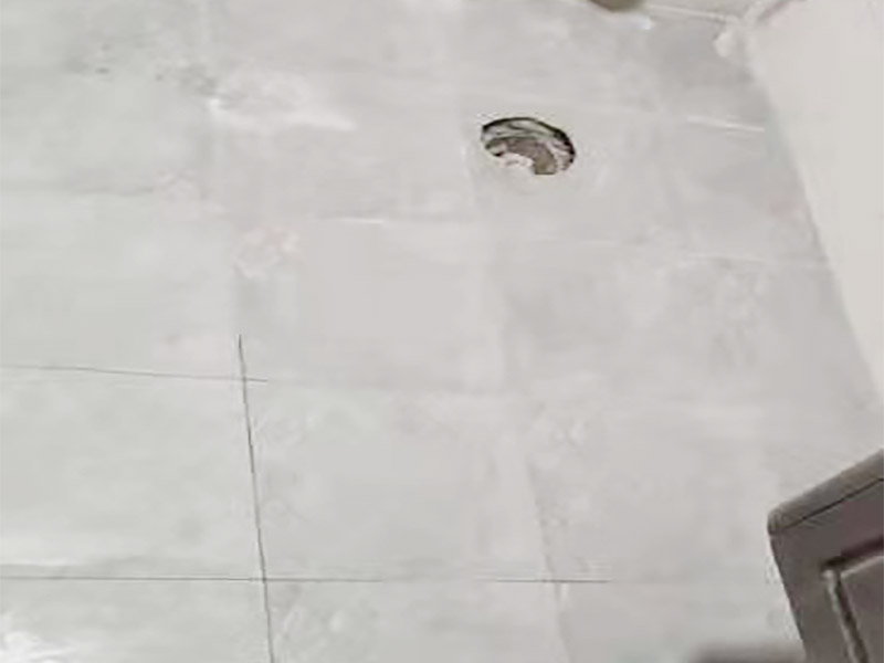 衛(wèi)生間防水貼磚裝修:首先就要搞清楚，防水不是只做一遍就可以的。一般的防水施工要做2到3遍，而且防水的順序也是有講究的，比如，要先做完墻面防水再貼墻磚，其次才可以做地面防水，再貼地磚。因?yàn)榈孛娼?jīng)常會(huì)踩來踩去，地面防水如果先做了會(huì)很容易踩壞。