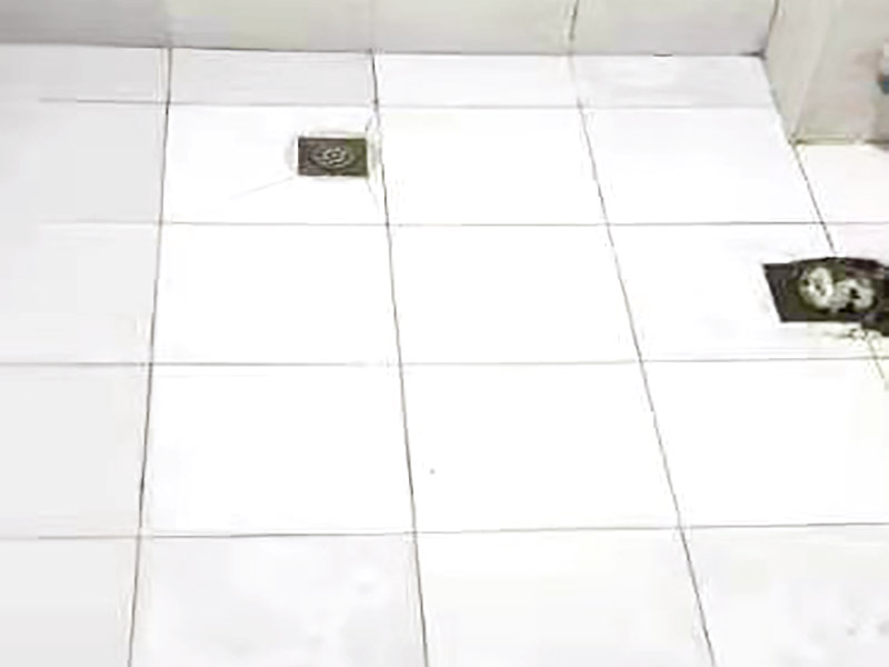 衛(wèi)生間防水貼磚裝修:首先就要搞清楚，防水不是只做一遍就可以的。一般的防水施工要做2到3遍，而且防水的順序也是有講究的，比如，要先做完墻面防水再貼墻磚，其次才可以做地面防水，再貼地磚。因?yàn)榈孛娼?jīng)常會(huì)踩來踩去，地面防水如果先做了會(huì)很容易踩壞。