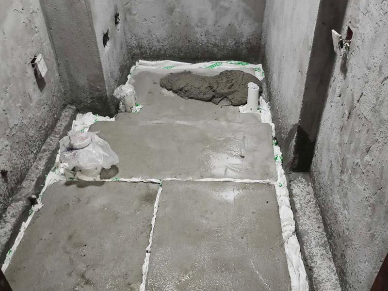 衛(wèi)生間防水找平:在進(jìn)行防水處理之前，一定先找平地面。找平層施工方法：基面有空隙、裂縫、不平等缺陷的，用水泥砂漿修補(bǔ)抹平。使基面必須堅(jiān)固、平整、干凈、無(wú)灰塵、油膩、蠟、脫模劑等以及其他碎屑物質(zhì)。找平層干燥后方可進(jìn)行防水層施工，施工期間應(yīng)防火、防水。防水層完成后，要進(jìn)行成品保護(hù)，不得上人走動(dòng)。