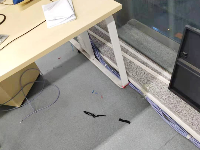 辦公室電路排線改造:首先，要想實(shí)現(xiàn)辦公室電腦和相關(guān)辦公設(shè)備信息接口的連網(wǎng)，并保證其可靈活使用性，使用穩(wěn)定性，臨時(shí)使用性，外觀美觀性。信息點(diǎn)的多少以及以后出現(xiàn)問(wèn)題能否便于維護(hù)是進(jìn)行辦公室網(wǎng)絡(luò)布線必需要考慮的因此，而辦公室布線作為用戶的最終使用的信息點(diǎn)(信息插座)墻上安放的位置、使用是否方便。 然后是辦公室強(qiáng)弱電線的布置，辦公室里強(qiáng)弱電(電力電源和圖象、數(shù)據(jù)、語(yǔ)音)線路的走向等因素都是規(guī)劃與設(shè)計(jì)的范圍之中，因此辦公室布線網(wǎng)絡(luò)，細(xì)節(jié)決定成敗。 最后是辦公室裝修布線需要滿足各種不同模擬或數(shù)字信號(hào)的傳輸需求。