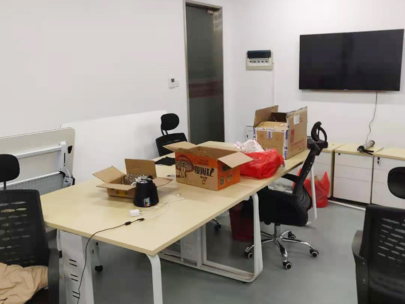 辦公室電路排線改造:首先，要想實(shí)現(xiàn)辦公室電腦和相關(guān)辦公設(shè)備信息接口的連網(wǎng)，并保證其可靈活使用性，使用穩(wěn)定性，臨時(shí)使用性，外觀美觀性。信息點(diǎn)的多少以及以后出現(xiàn)問(wèn)題能否便于維護(hù)是進(jìn)行辦公室網(wǎng)絡(luò)布線必需要考慮的因此，而辦公室布線作為用戶的最終使用的信息點(diǎn)(信息插座)墻上安放的位置、使用是否方便。 然后是辦公室強(qiáng)弱電線的布置，辦公室里強(qiáng)弱電(電力電源和圖象、數(shù)據(jù)、語(yǔ)音)線路的走向等因素都是規(guī)劃與設(shè)計(jì)的范圍之中，因此辦公室布線網(wǎng)絡(luò)，細(xì)節(jié)決定成敗。 最后是辦公室裝修布線需要滿足各種不同模擬或數(shù)字信號(hào)的傳輸需求。