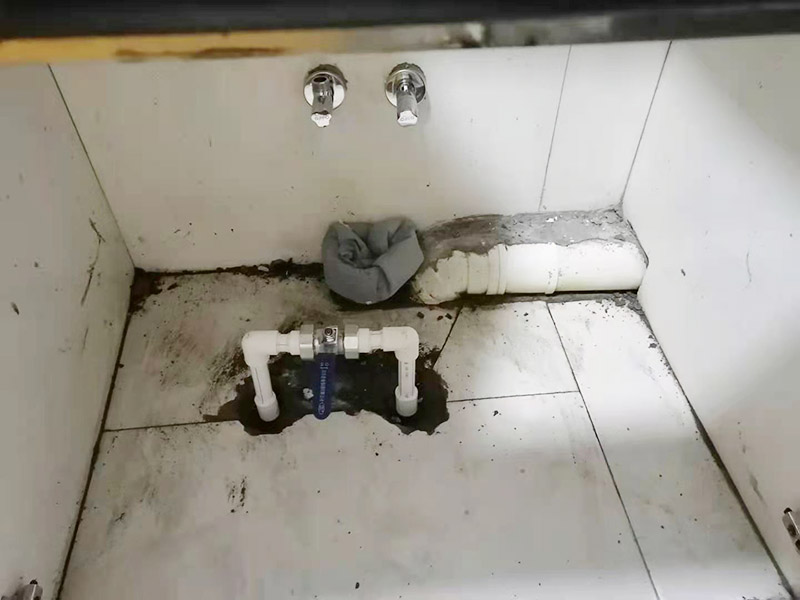 水槽下水管維修更換：首先，要檢查地板和屋頂是否有漏水的縫隙，廚衛(wèi)地面也要做蓄水相關(guān)的實(shí)驗(yàn)，確定不漏水之后，再檢查水管及配件是否有破損、是否牢固。安裝溢水孔的下水管。溢水孔是避免水槽向外溢水的保護(hù)孔，所以要注意其與槽體銜接處的密封性，確保溢水孔的下水管自身不漏水。安裝整體的排水管。當(dāng)遇到兩個(gè)過(guò)濾籃的水槽，且兩個(gè)下水管之間的距離有近遠(yuǎn)，就需要對(duì)水管進(jìn)行切割作業(yè)，要十分留意的是每個(gè)接口的密封性。