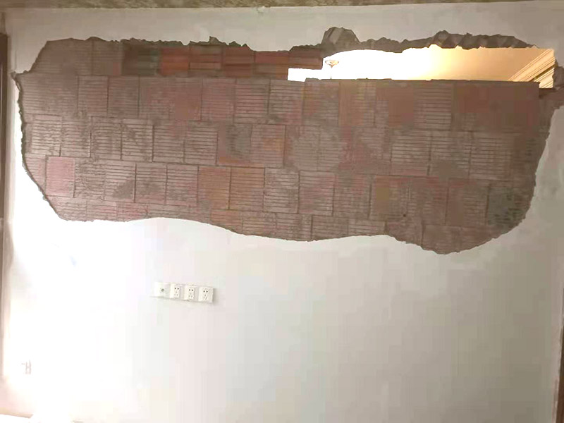 頂、墻、地拆除時石膏板、鋁扣板吊頂拆除要安順序一塊一塊拆掉;隔墻拆除時嚴禁采用掏掘或推倒的方法，我們應該要用手錘一塊一塊拆。燈具拆除前首先由水電專業(yè)工人斷掉水電總閘，將潔具、燈具、散熱器拆除，在拆除燈具前將線頭用絕緣膠布包好以防漏電。拆除門、門套時由木工將木門及窗簾桿用螺絲刀然后用撬桿將門套等拆除。