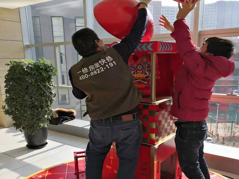 室外裝飾拆除維修：如果是有電梯的房子裝修拆除的話，要做好電梯間的保護(hù)工作，避免影響一整棟樓的環(huán)境。弄一些夾板或者真珠板材來保護(hù)電梯間，從電梯間到房門的走廊倪也鋪設(shè)一些瓦楞紙或者真珠板，避免使用推車的時(shí)候損壞地面。 如果對(duì)于屋子里的地板不需要進(jìn)行裝修拆除的話，就需要考慮到保護(hù)的問題了。要在地板上鋪一層夾板加上一層真珠板，以免重物敲擊或者是顏色滲透。如果原本房?jī)?nèi)的家具不好搬出去則需要考慮用一層氣泡紙包裹起來，然后加一層棉被才能比較穩(wěn)妥的保護(hù)好，倪是都不好要留在現(xiàn)場(chǎng)，至于燈具、空調(diào)和熱水器等倪還是拆掉，完工之后再裝回來。